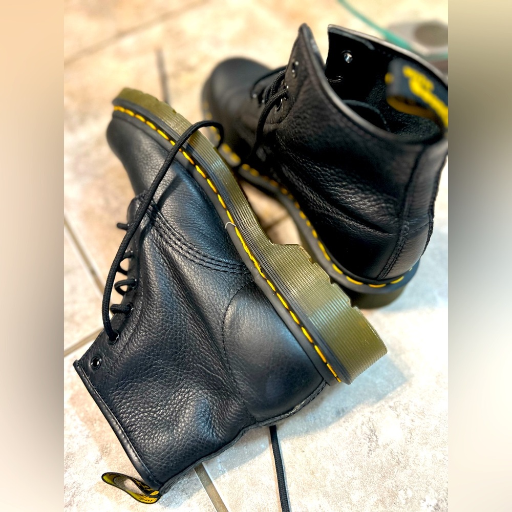 Size 8 DR Martens Like New